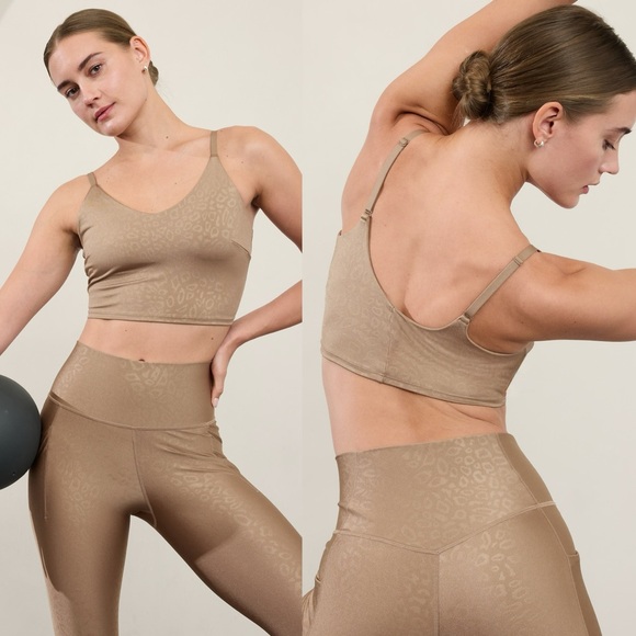 Athleta Pants - Athleta Salutation Stash High Rise Shine Embossed 7/8 Legging and Elation Bra